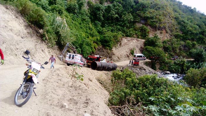 Equipos del cuerpo de Bomberos de Quito realizan operaciones de búsqueda y rescate en la zona del deslizamiento.