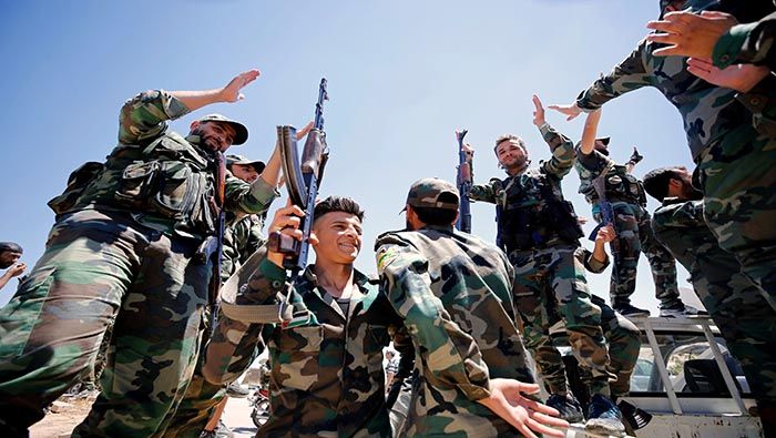 Militares sirios celebran la toma de la ciudad de Manjib, en el norte de Siria, donde izaron la bandera nacional en defensa de la soberanía.