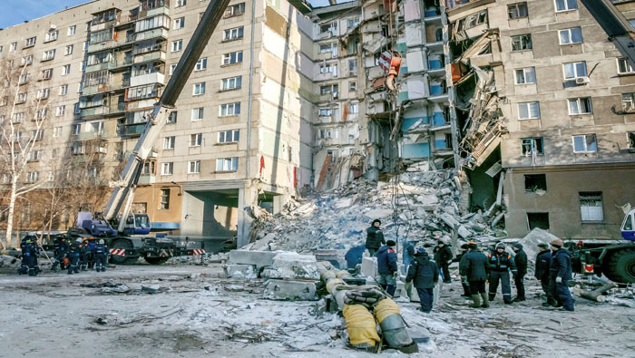 Las autoridades rusas indicaron que el hecho se produjo tras la explosión de gas que causó el desplome de siete pisos del edificio.