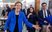 La senadora demócrata Elizabeth Warren saluda a un grupo de visitantes durante la primera jornada de la 116 legislatura del Congreso estadounidense.