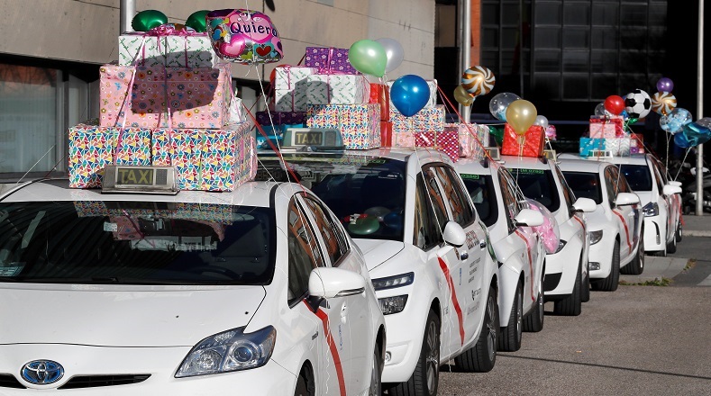 Mayormente se confeccionan carrozas temáticas, como es el caso realizado este año por la Federación Profesional del Taxi, organización que donará sus regalos al Hospital infantil Gregorio Marañón de Madrid. 