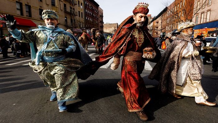 La celebración de la Cabalgata de los Reyes Magos se realiza todos los días 5 de enero de cada año. Si bien se festeja en otros países del mundo, su máximo exponente está en España.