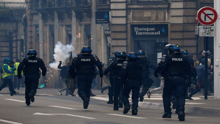 Las represiones de la Policía francesa contra los chalecos amarillos han dejado más de diez muertos, cientos de heridos y más de 4.000 detenidos.