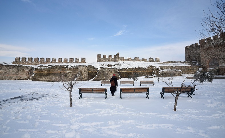 Plazas, parques y sitios públicos capitalinos quedaron cubiertos por la nevada que se extendió por distintas regiones de Grecia.