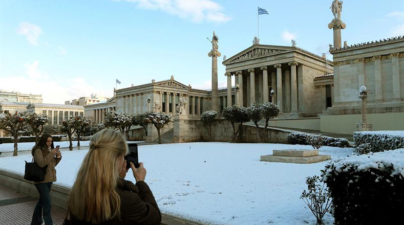 La Academia de Atenas quedó cubierta por la densa nieve, producto de la ola de frío en afectó al país esta semana.