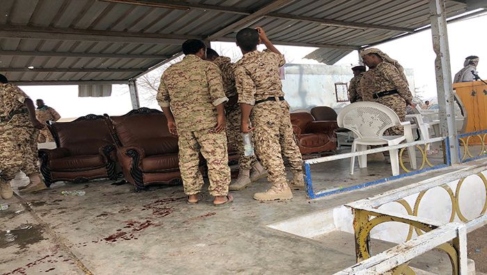 Militares yemeníes revisan el lugar del atentado.