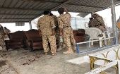 Militares yemeníes revisan el lugar del atentado.