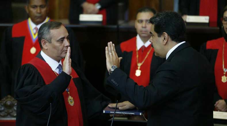 “Juro en nombre de Venezuela, por el Libertador Simón Bolívar, por los Libertadores de América y por el pueblo que no daré descanso a mi brazo y que cumpliré y haré cumplir todos los mandatos de la Constitución de la República”, dijo el presidente Nicolás Maduro