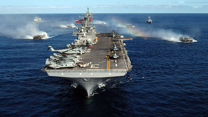 La nave de asalto anfibio USS Kearsarge encabeza el grupo de buques que se dirige a las costas de Siria.