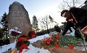 Un grupo de personas asistieron al cementerio de Berlín con coronas de crisantemos y claveles rojos, en vísperas del centenario del asesinato de Rosa Luxemburgo. 