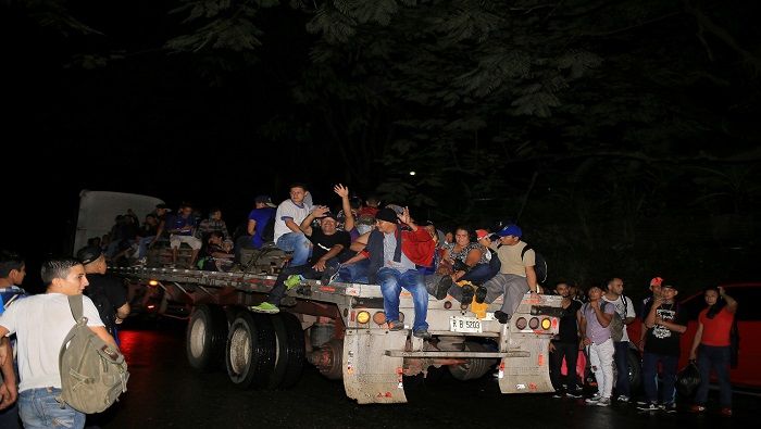 Niños, mujeres y hombres conforman la segunda caravan migrante que parte de Honduras.