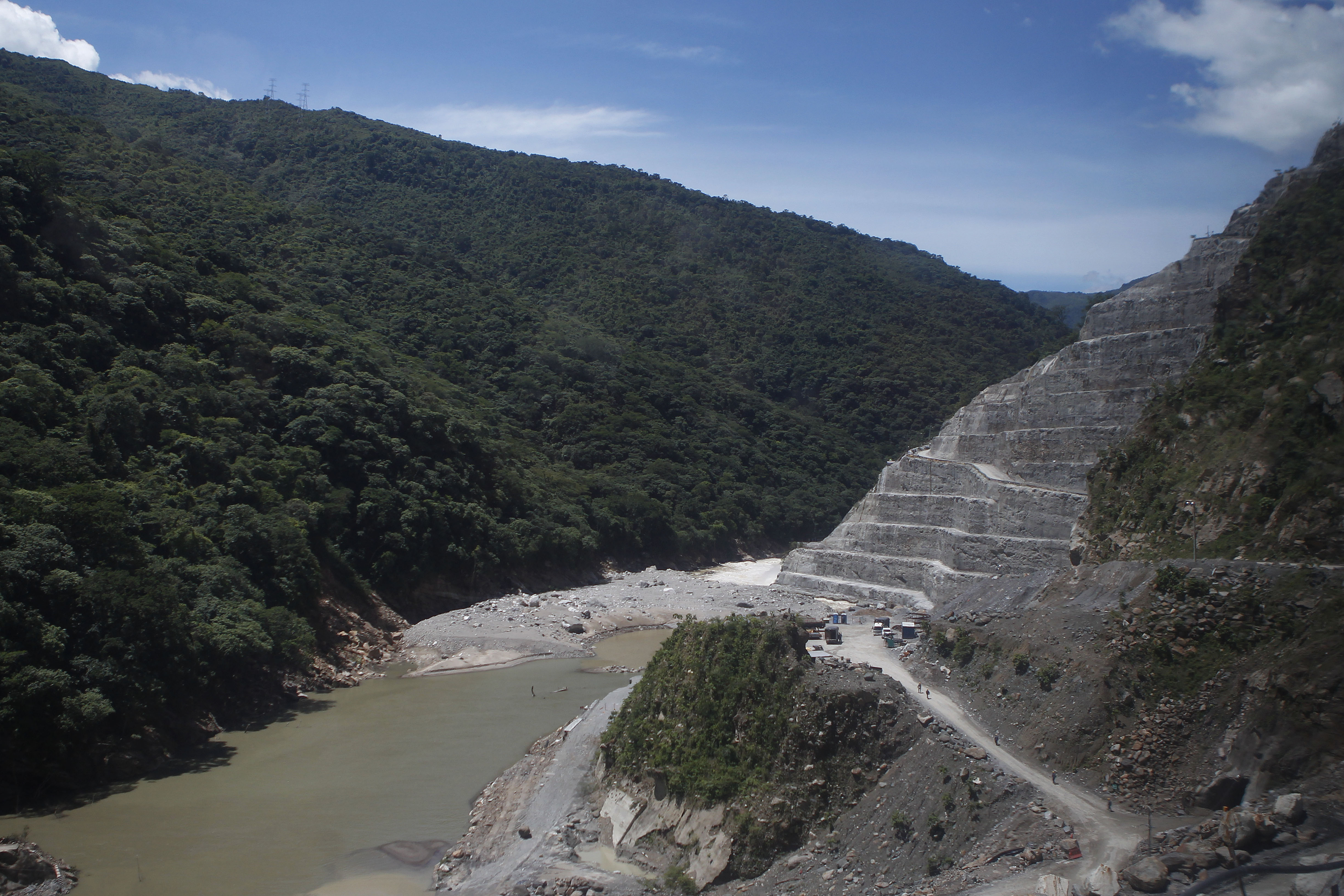 Los habitantes de Ituango denuncian que han visto varios derrumbes en la montaña donde EPM construye la represa.