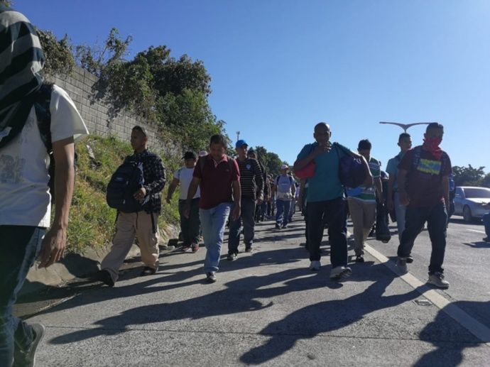 Los migrantes comenzaron su andar desde la plaza El Salvador del Mundo. 
