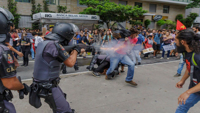 Las autoridades policiales utilizaron gases lacrimógenos y balas de goma contra los brasileños que protestaron contra las políticas de Jair Bolsonaro.
