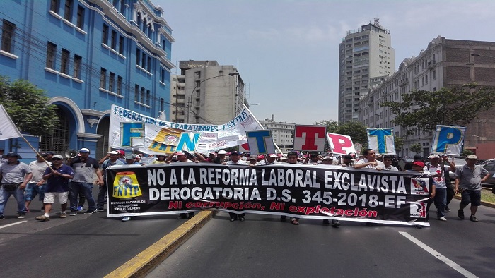 La Federación Nacional de Trabajadores Textiles se sumaron a la jornada de manifestaciones contra la Política de Competitividad en Perú. 