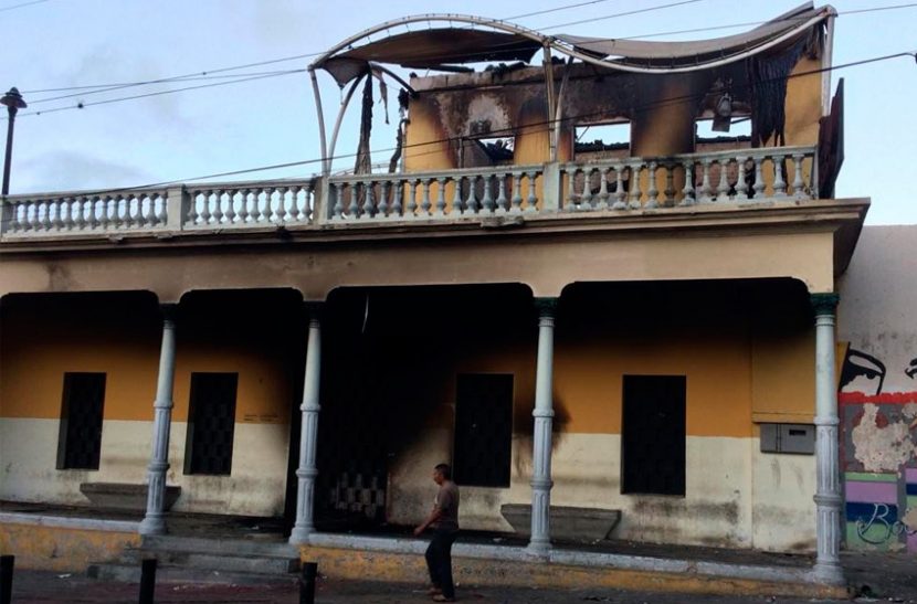 La casa de la cultura Robert Serra fue incendiada el pasado lunes.