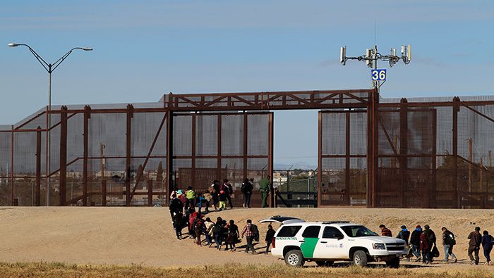 Policía fronteriza de EEUU envía a migrantes a México.