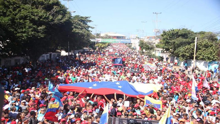 En el estado Vargas (norte), la población marchó desde la Plaza Los Calamares hasta la Plaza Guipuzcoana para apoyar al presidente Nicolás Maduro.