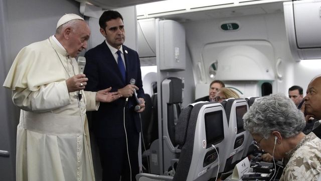 El máximo líder de la Iglesia católica se refirió a la situación de Venezuela, al ser consultado por una periodista durante su vuelo hacia el Vaticano.