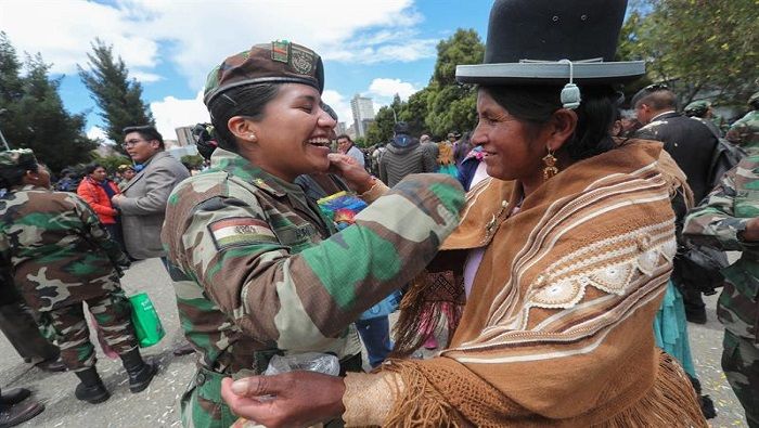 Las mujeres estudiaron en el Colegio Militar del Ejército en La Paz, gracias a la nueva ley de servicio voluntario.