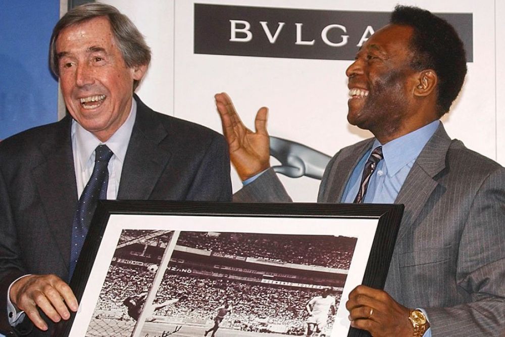 Gordon Banks y Pelé posan junto a la foto del momento que los catapultó para siempre en la historia del fútbol.