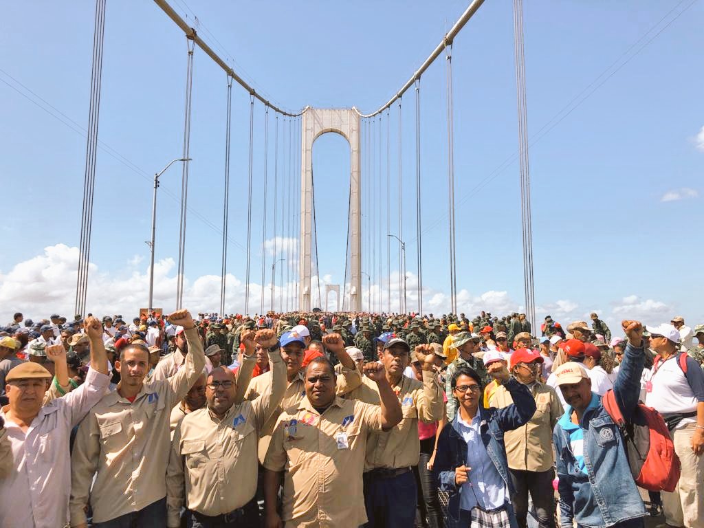 Miles de personas se concentraron en el Puente Angostura, frontera con Brasil, uno de los lugares anunciados por la oposición para el ingreso de la supuesta ayuda humanitaria.