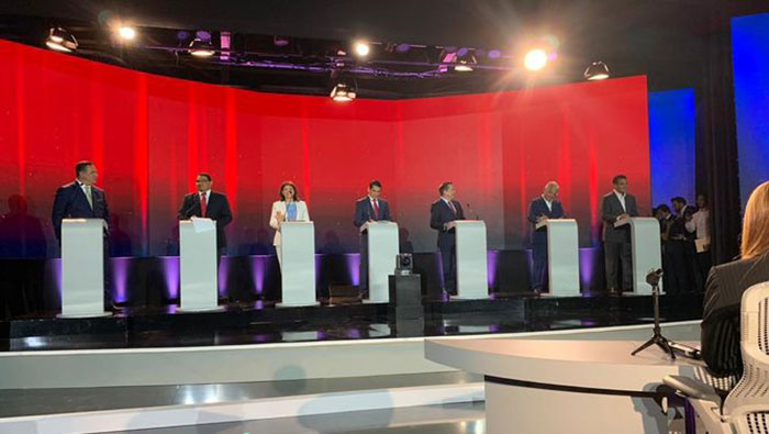 El debate presidencial fue transmitido a través de una cadena nacional de radio y televisión.