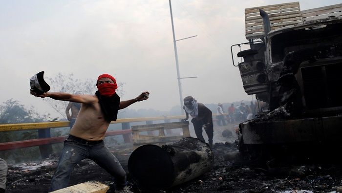 En redes sociales indican que los camiones fueron incendiados por opositores violentos con bombas molotov.