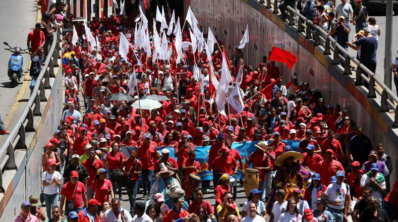 En horas de la mañana, el mandatario venezolano instó a la población a las calles para "defender nuestra independencia, con conciencia y alegría. No habrá guerra en la patria de (Simón) Bolívar y (Hugo) Chávez, aquí triunfará la paz".