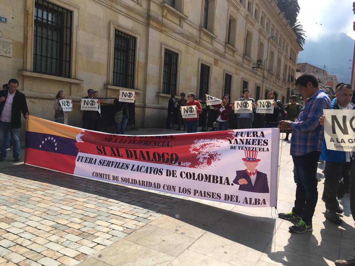 Mientras transcurre la reunión del Grupo de Lima, organizaciones sociales protestan en Bogotá contra el intervencionismo en Venezuela.