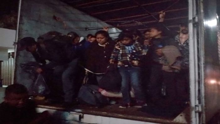 El grupo de migrantes fue atendido por funcionarios del Instituto Nacional de Migración.