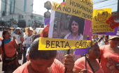 En España, más de 15 organizaciones exigen justicia para Berta Cáceres frente a embajada de Honduras.