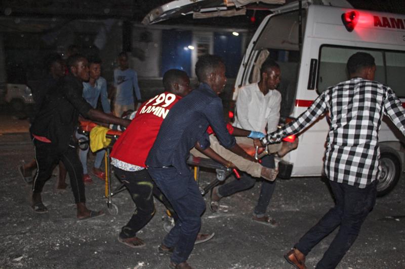 El comandante de policía Abshir Isak sostuvo que el ataque tenía como objetivo el hotel Maka Almukrama, situado en la céntrica y concurrida calle del mismo nombre en la capital somalí.