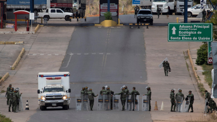 Miembros de la Guardia Nacional Bolivariana custodian la frontera con Brasil. EE.UU. anunció este viernes sanciones contra militares venezolanos.