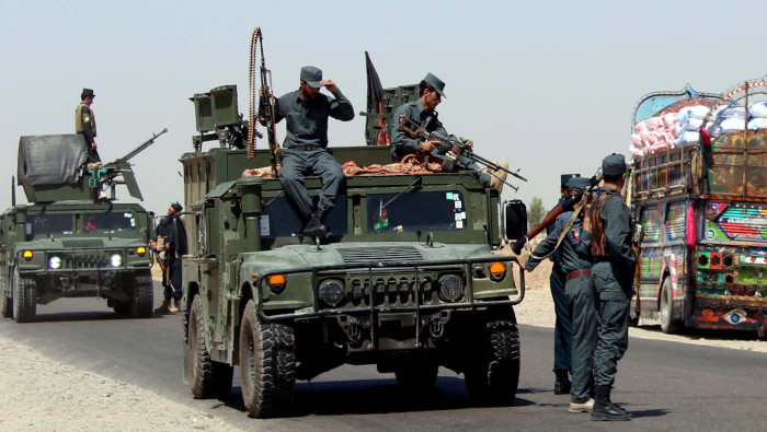 Oficiales afganos de seguridad patrullan en las afueras de Lashkargah, la capital de la provincia de Helmand, donde este viernes un asalto del movimiento Talibán a una base de EE.UU causó 43 muertos.