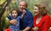 El servicio de cremación de los restos del infante están pautados para el mediodía. En la foto, Lula junto a su nieto y su esposa, durante su cumpleaños número 70, en 2015.