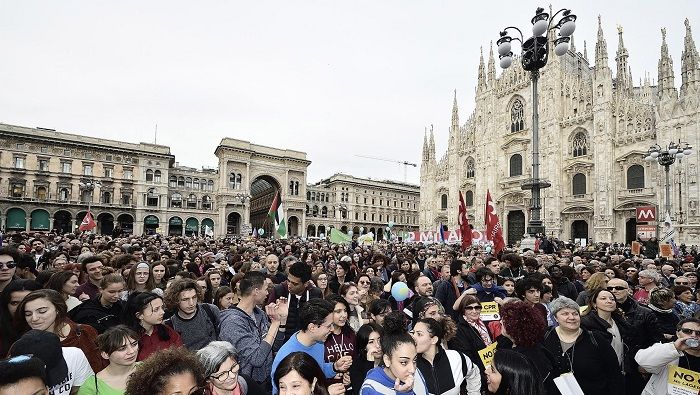 Cientos de italianos salieron a las calles de Milán para exigirle al Gobierno: 