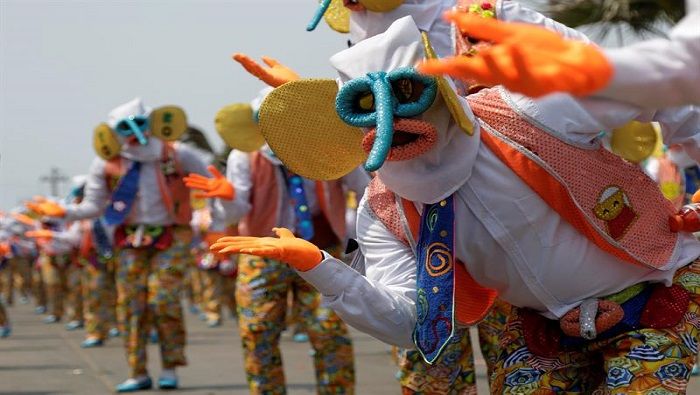 En Colombia la ciudad de Barranquilla es mundialmente conocida por su gran carnaval, que inicia con el desfile de la Batalla de las Flores, donde participan centenares de coloridas y emblemáticas comparsas.