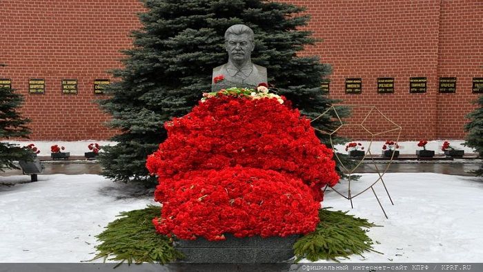 Iósif Stalin fungió como secretario general del Comité Central del Partido Comunista de la Unión Soviética y como presidente del Consejo de Ministros de ese mismo organismo.