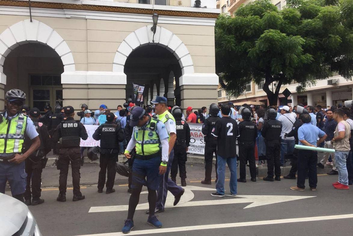 Extrabajadores afectados por la medida protestaron frente a la gobernación de Guayas, al centro de Ecuador.
