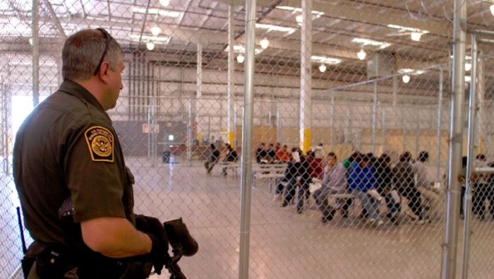 Durante los últimos doce meses han habido 236 casos confirmados de migrantes con paperas en 51 centros de detención en Estados Unidos.