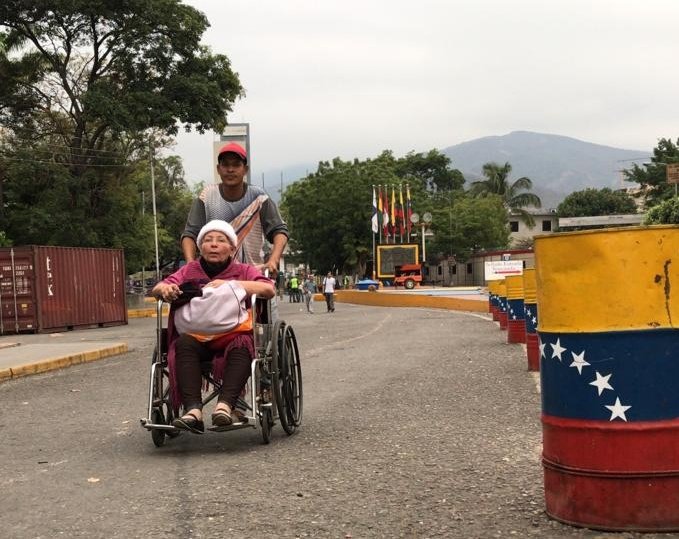 La medida, que fue ordenada por el presidente Nicolás Maduro, entró en rigor este lunes, luego que el 22 de febrero Colombia cerrara la frontera con Venezuela, medida que posteriormente también aplicó el Gobierno venezolano.