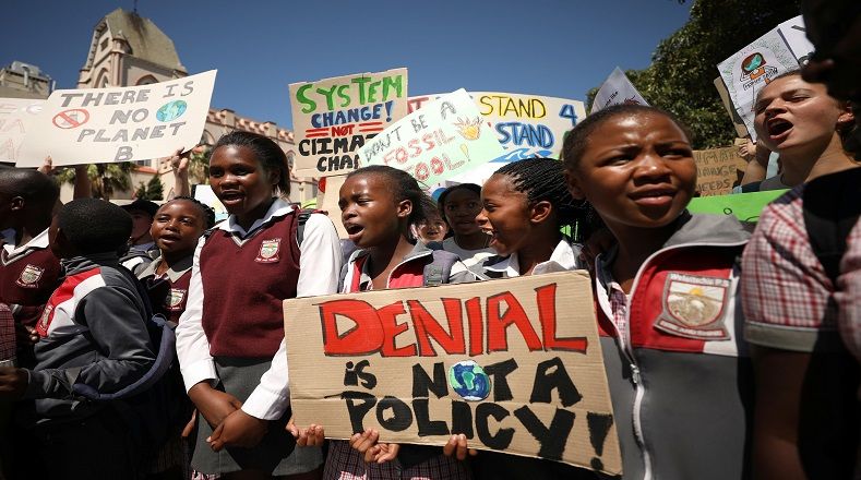 Los niños de Sudáfrica se pronunciaron en Ciudad del Cabo. De manera voluntaria hicieron un llamado a las personas adultas con el propósito de tomar conciencia del cambio climático.