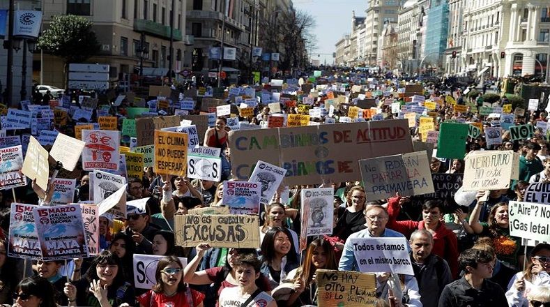 Adultos y niños en España siguen la estela del movimiento Viernes para el futuro y se concentraron en más de 40 ciudades de este país. Alzaron sus voces para pedir acciones políticas a favor de esta causa.