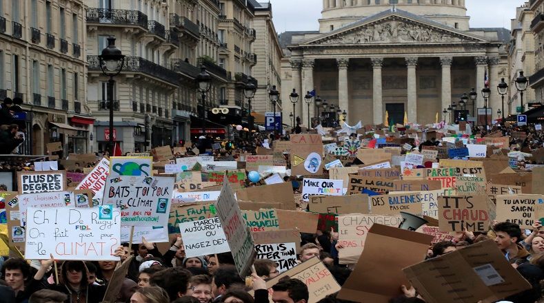 Multitudinaria concentración en Francia, donde niños, jóvenes y distintas organizaciones se pronunciaron a favor del ambiente.
