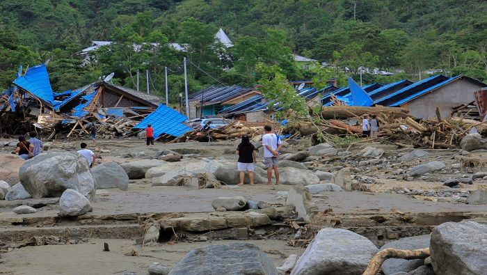 El presidente de Indonesia, Joko Widodo, pidió la evacuación urgente de las víctimas que han aún se encuentran en las zonas devastadas por las inundaciones.