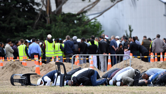Nueva Zelanda prohíbe armas semiautomáticas. En la imagen el entierro de una de las 50 víctimas del ataque armado del 15 de marzo.