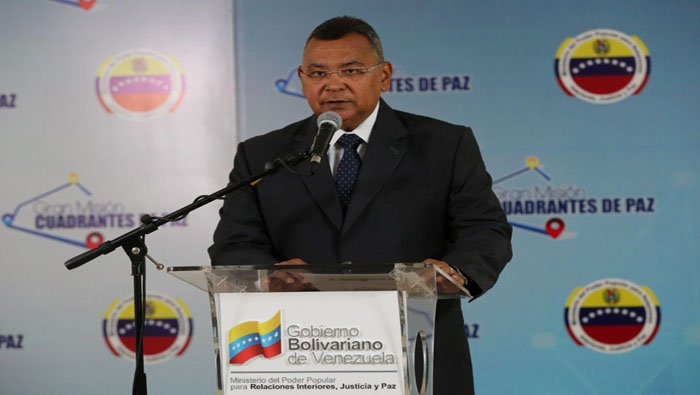 El ministro venezolano para el Interior, Néstor Reverol, indicó que los ciudadanos detenidos tenían en su poder armas de guerra y divisas extranjeras.