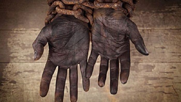 Según la Oficina Internacional del Trabajo, tres de cada mil personas viven en situación de esclavitud actualmente; casi 25 millones de personas.