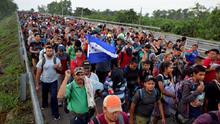 Más de dos mil migrantes, mayormente centroamericanos, sortean por tierra su camino hacia el norte.